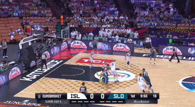 进攻没有打, AA, 东契奇后撤 进攻没有打, AA, 东契奇后撤